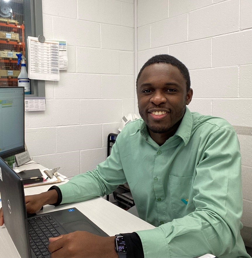 o Superintendente de Armazém de Operações de Ontário, Francis Osei-Bonsu, compartilha sua jornada da engenharia química à gestão da cadeia de suprimentos e tudo entre elas. 