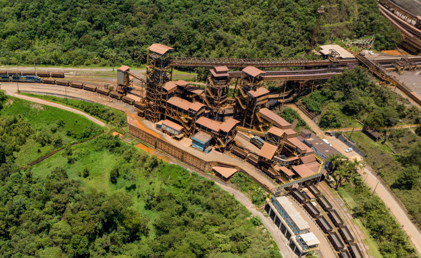 operação da Vale à direita de área verde