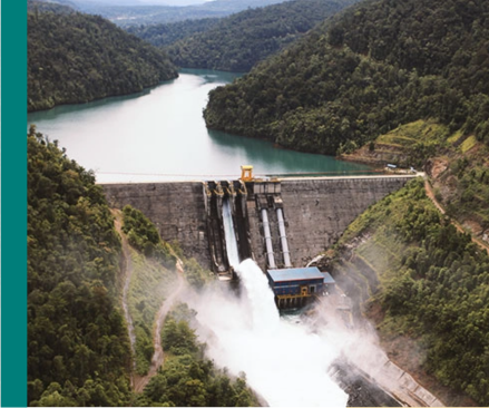 Sungai dengan perkebunan di sekitarnya melindungi konstruksi Vale.