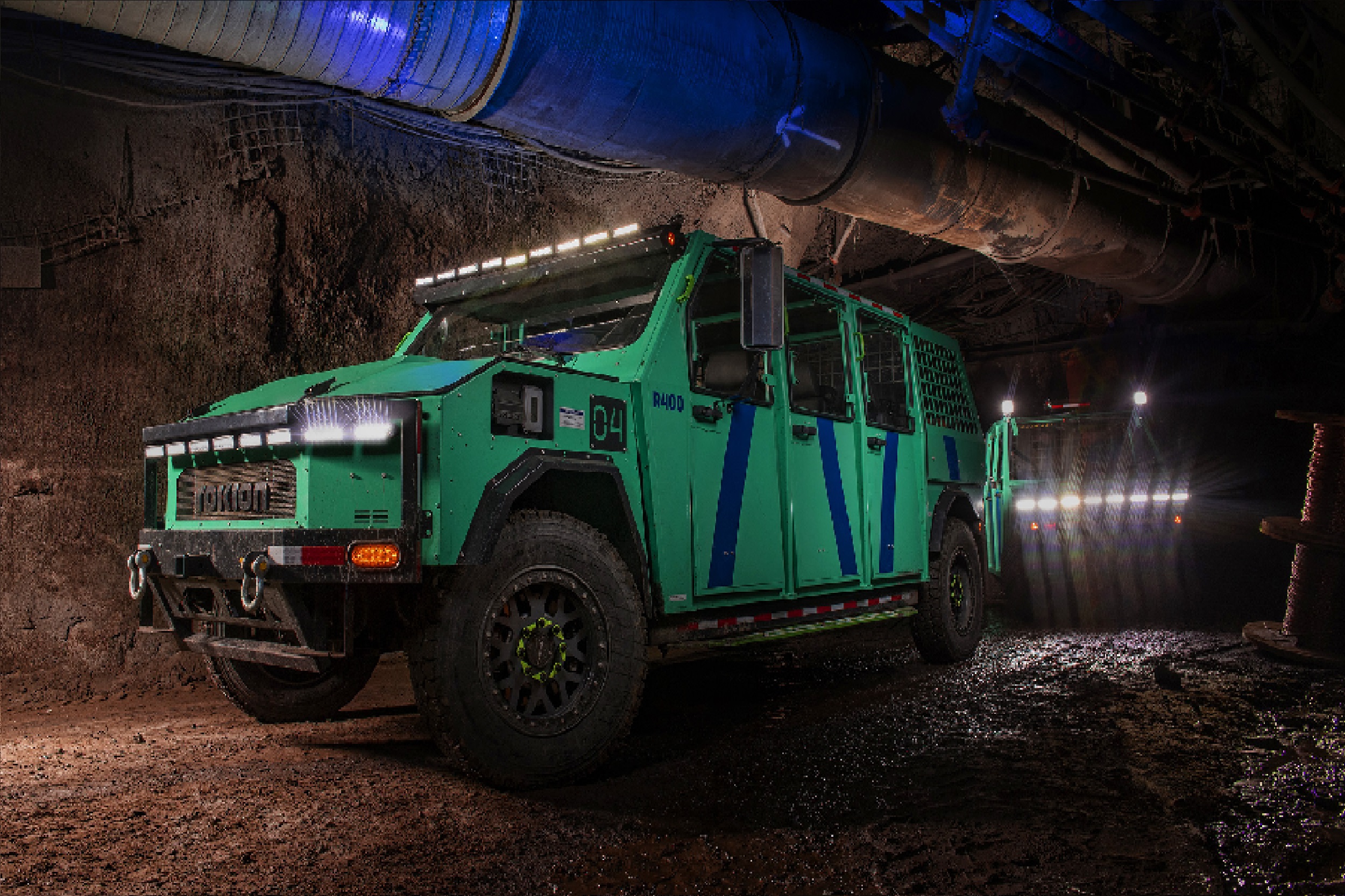 automóvel verde dentro de uma mina subterrânea 