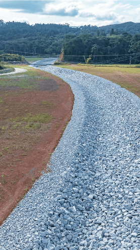 Barragem recebendo estrutura de contenção.