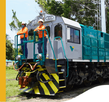 Dois empregados Vale estão na parte frontal de um trem