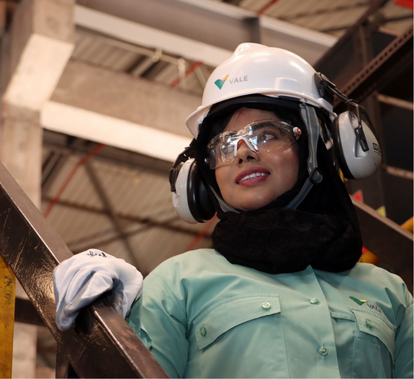 Woman using protection equipament in a operation