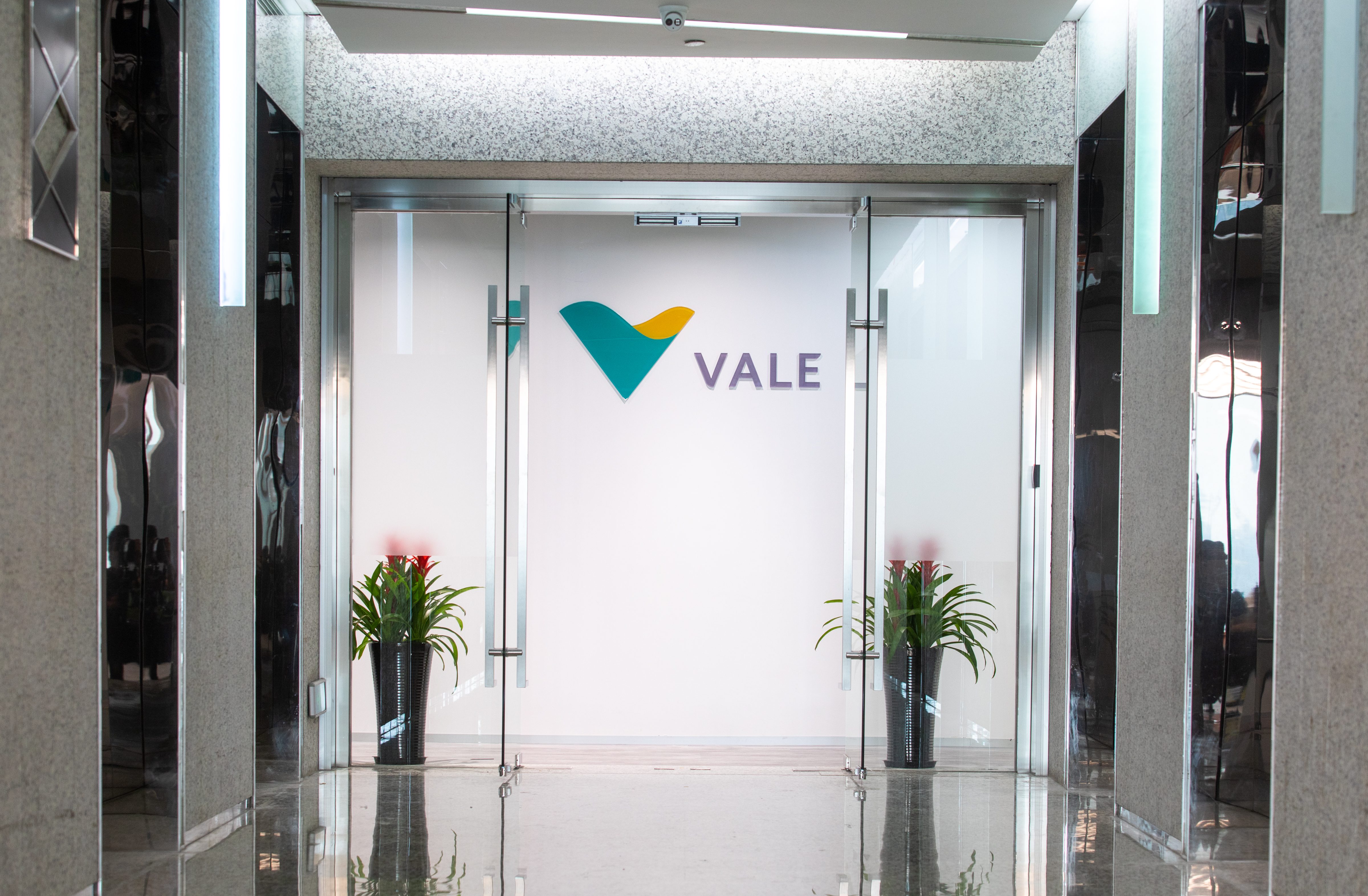 Imagem da entrada do escritório de Shangai. É possível ver uma porta de vidro e uma parede com um grande logótipo da Vale