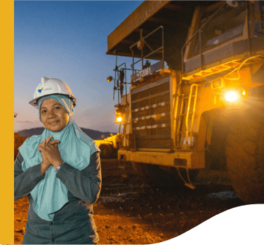 Empregada Vale. Ela está usando capacete de proteção e um véu que cobre seus cabelos e pescoço