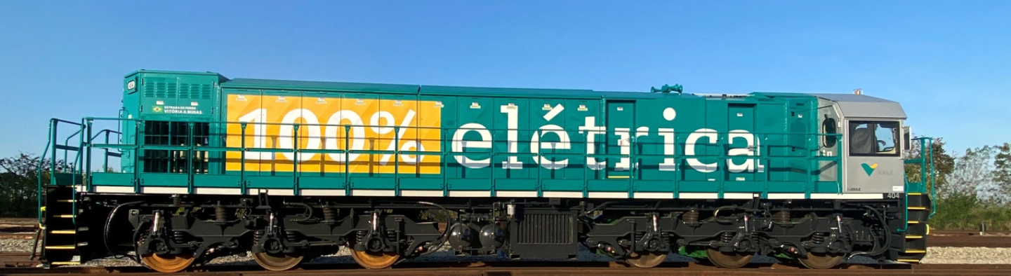 Locomotiva da Vale. Ela é verde e tem a frase “10% elétrica” escrita na lataria.