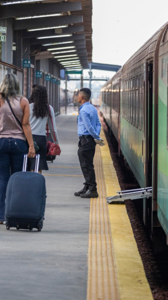 Duas imagens retangulares separadas por um pequeno espaço em branco. A primeira é uma imagem aérea de um trem da Vale trocando de trilho. A segunda é uma foto de frente da primeira cabine do trem de carga da Vale.