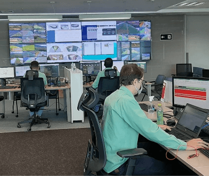 Geotechnical Monitoring Center team monitoring Vale's dams using computers