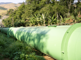 Estruturas de ferro em formato de tubos e maquinários enormes.