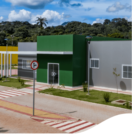 Foto da entrada da unidade, as paredes são pintadas nas cores cinza e verde.