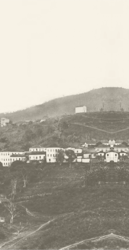 Colagem de fotos antigas. Ao fundo uma cidade, em cima, três fotos sobrepostas: uma de operações e uma de um trem com um empregado Vale ao lado.